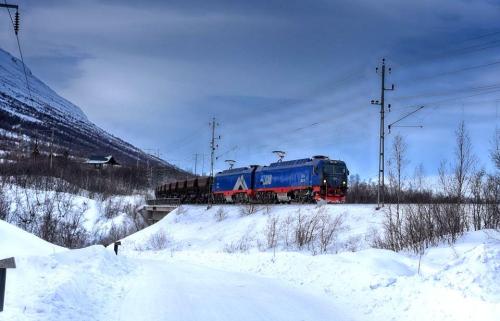 Transito treno minerario LKAB, presso Abisko, Lapponia Svedese.