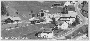 Plan Stazione - Convoglio in arrivo e rimessa locomotive vista di fronte - Estate 1952 - Foto W. Planinschek