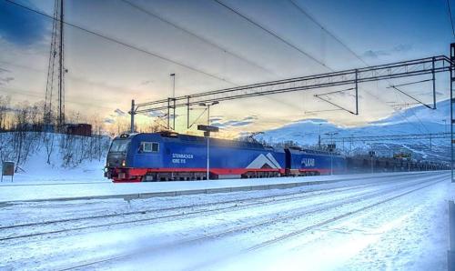 Transito treno minerario LKAB, presso Abisko, Lapponia Svedese.
