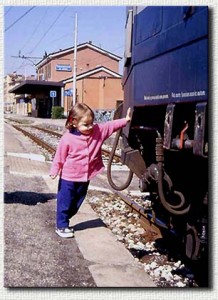 Una giovane appassionata di treni ammira il convoglio della foto precedente (marzo 1999)