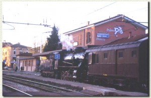 Il convoglio fermo di fronte alla stazione. (4 gennaio 2001)