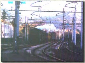 Il convoglio proveniente in retromarcia da Porretta ha già impegnato il primo binario della stazione. (4 gennaio 2001)