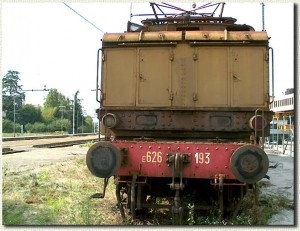 Il locomotore E 626-193 verrà presto rimosso. Nello sfondo si può notare che la ristrutturazione è già iniziata. (2 luglio 2002)