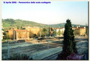 15 aprile 2003: panoramica dello scalo scollegato dalla linea.