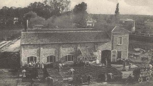 Fabbrica di conserva di pomodoro adiacente la stazione. Si scorgono i gabinetti della stazione e il deposito dell'acqua - Anno 1913